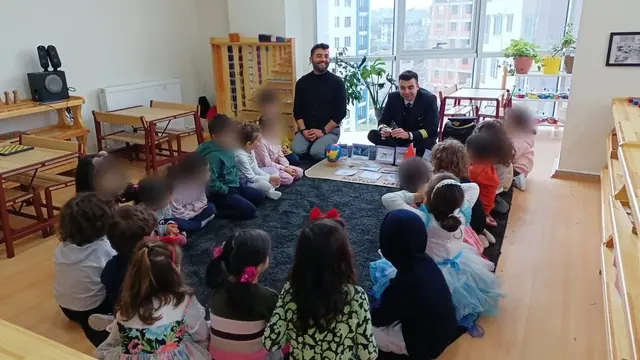 Sınıfta konuklarıyla birlikte çember olmuş çocuklar