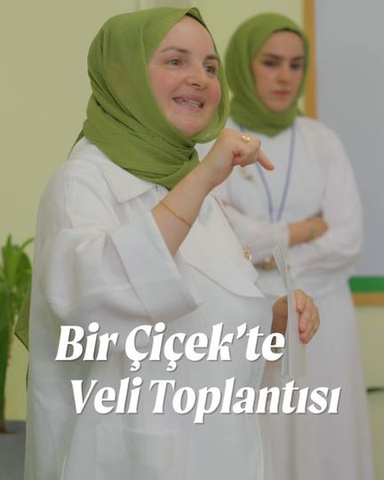 Bir Çiçek'te Veli Toplantısı yazılı kapak; velilere konuşan bir öğretmen