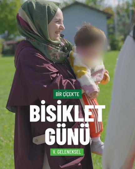 Bir Çiçek'te Bisiklet Günü yazılı kapak; çocuğunu kucağında tutan bir anne