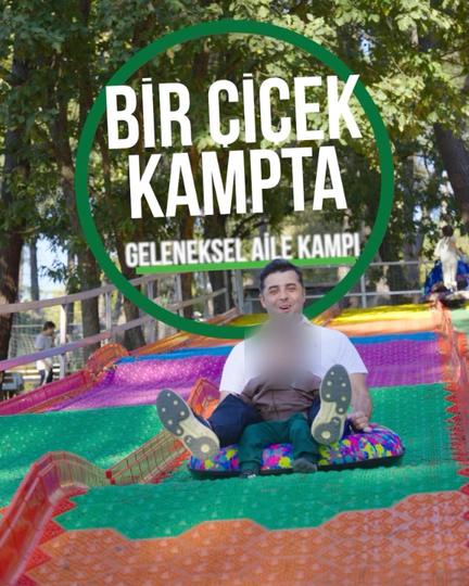 Bir Çiçek kampta yazılı kapak; renkli kaydırakta bir veli ve çocuğu