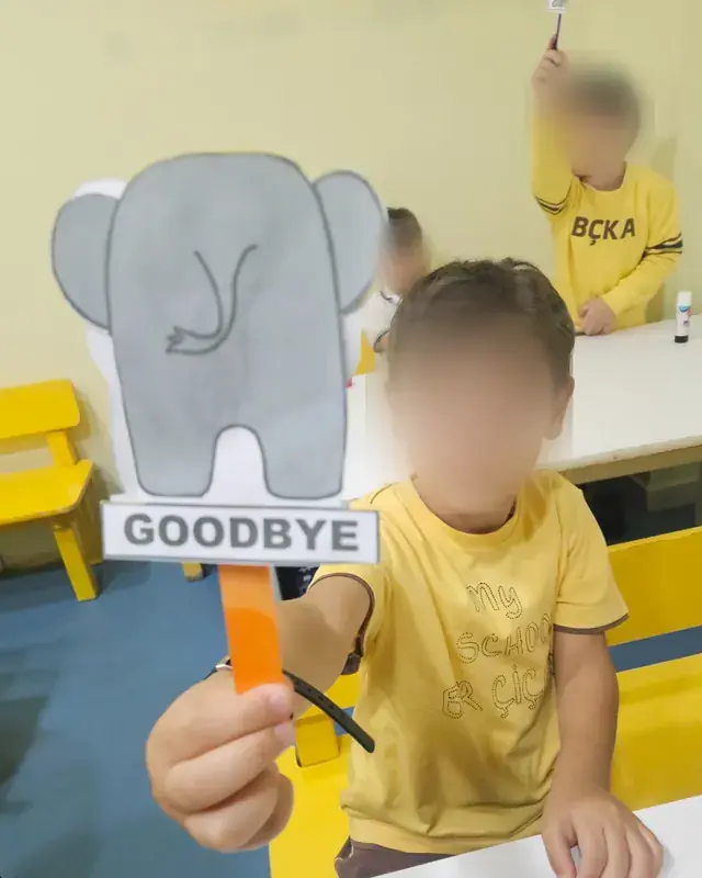 Goodbye yazan fil kartıyla bir çocuk